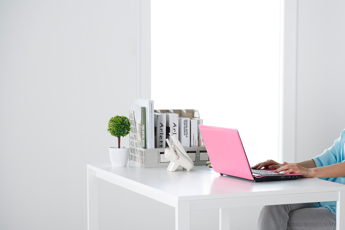 摄图网_500536770_简洁空间粉色电脑办公桌（企业商用）.png